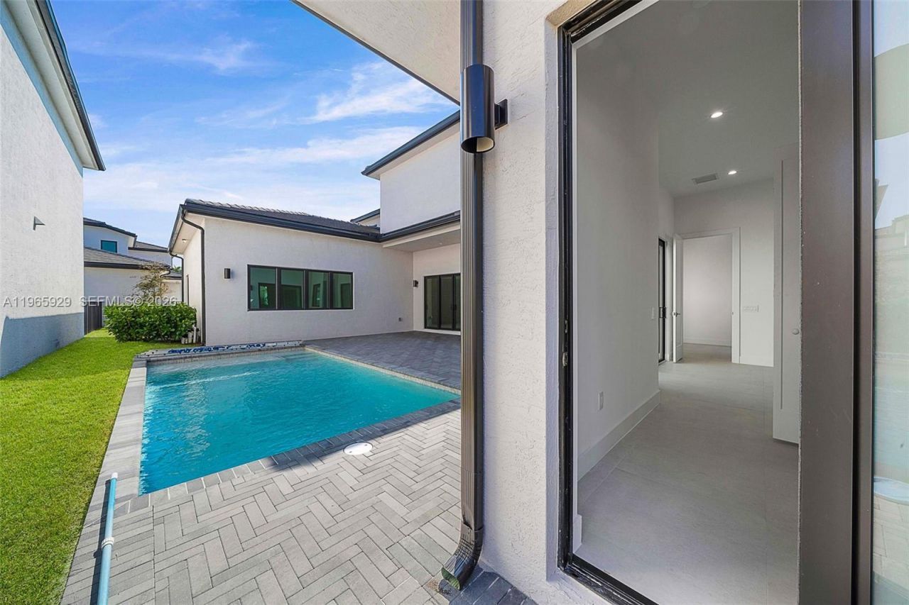 5718 W Ashwood Cir W, Hollywood, FL 33312 Photo