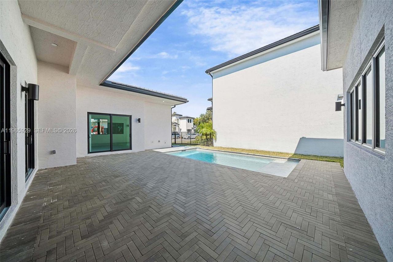 5718 W Ashwood Cir W, Hollywood, FL 33312 Photo