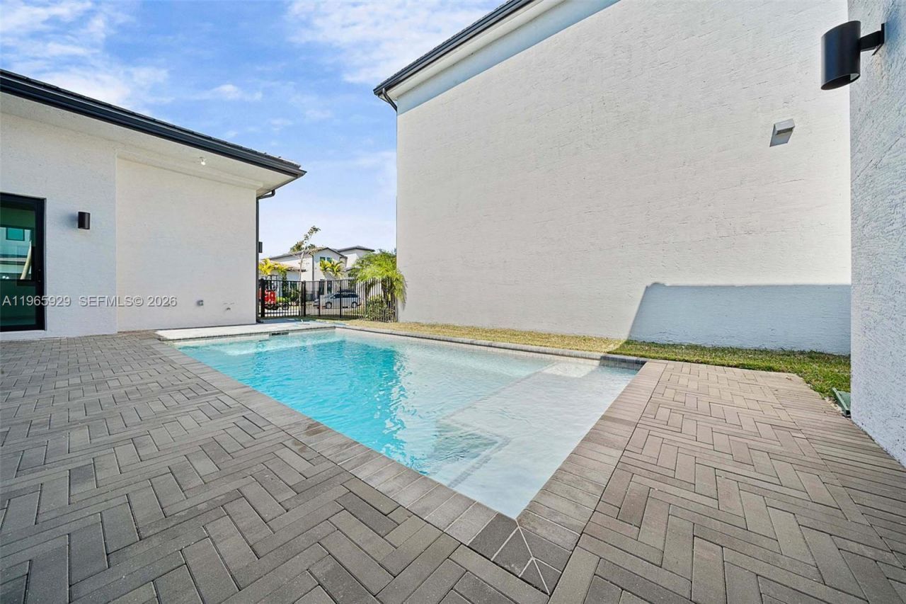 5718 W Ashwood Cir W, Hollywood, FL 33312 Photo