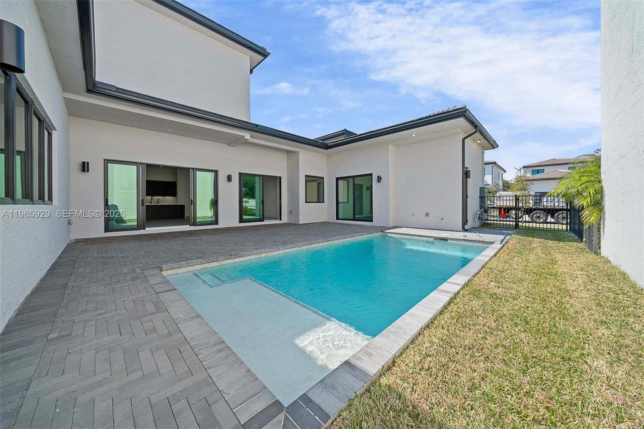 5718 W Ashwood Cir W, Hollywood, FL 33312 Photo