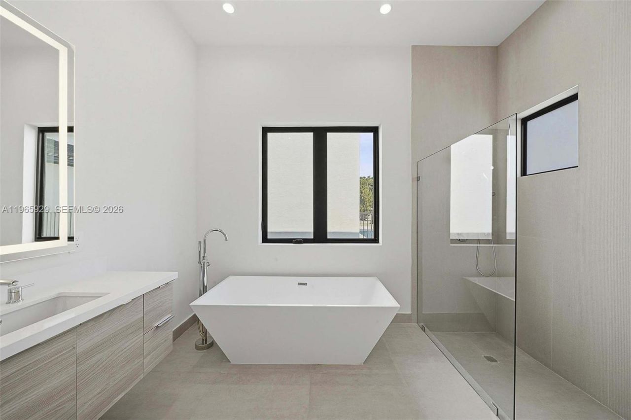 5718 W Ashwood Cir W, Hollywood, FL 33312 Photo