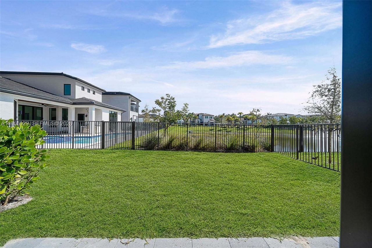 5718 W Ashwood Cir W, Hollywood, FL 33312 Photo