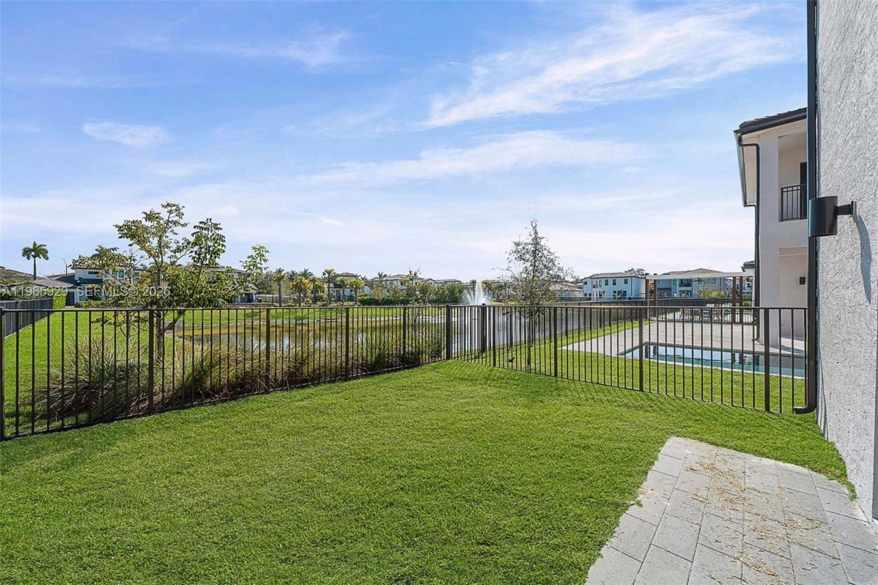 5718 W Ashwood Cir W, Hollywood, FL 33312 Photo