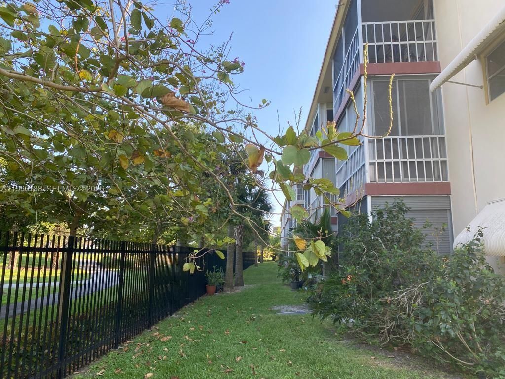 1001 Hillcrest Ct, Unit 215, Hollywood, FL 33021 Photo