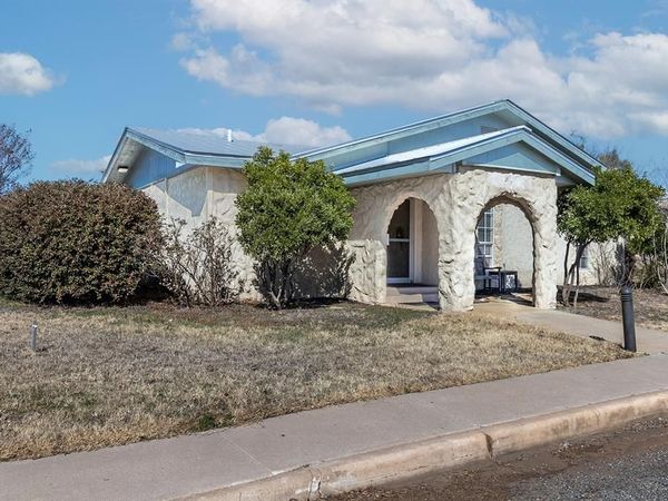 305 W Dallas Street , Llano, TX 78643