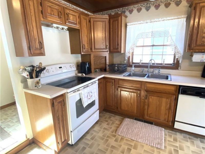 400 Lyons Avenue, East Palestine, OH 44413 Photo 6