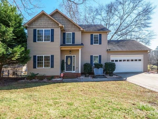 1107 16th Avenue Place NW, Hickory, NC 28601