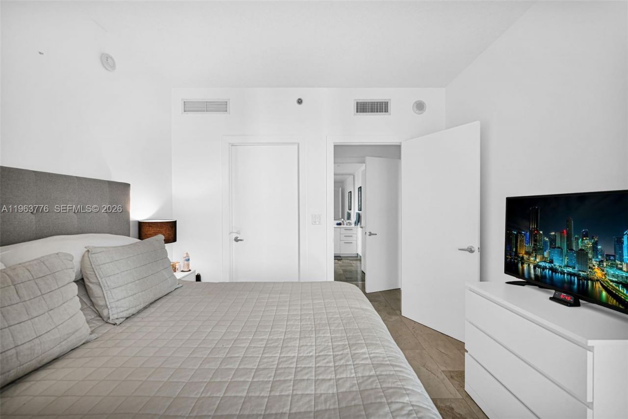 1050 Brickell Ave, Unit 2910, Miami, FL 33131 Photo