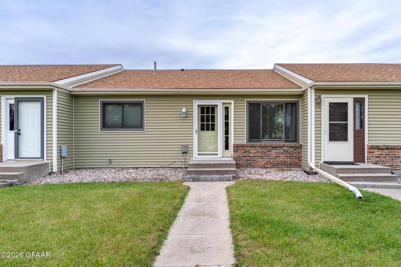 2122 14th Ave Nw, East Grand Forks, MN 56721 Main Photo