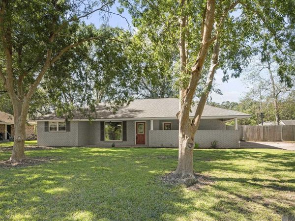 6677 Landmor Dr, Greenwell Springs, LA 70739