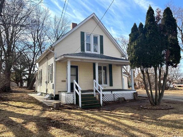 370 W KNOX Street, Galesburg, IL 61401