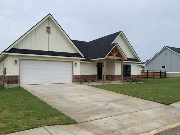 109 W Magnolia Cir, La Vernia, TX 78121