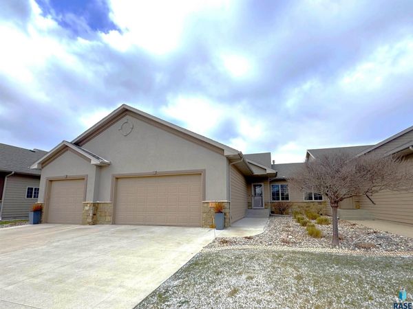 8111 S Seven Oaks Dr, Sioux Falls, SD 57108