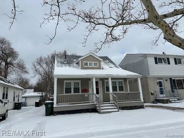 2202 Hollywood Avenue, Grosse Pointe Woods, MI 48236