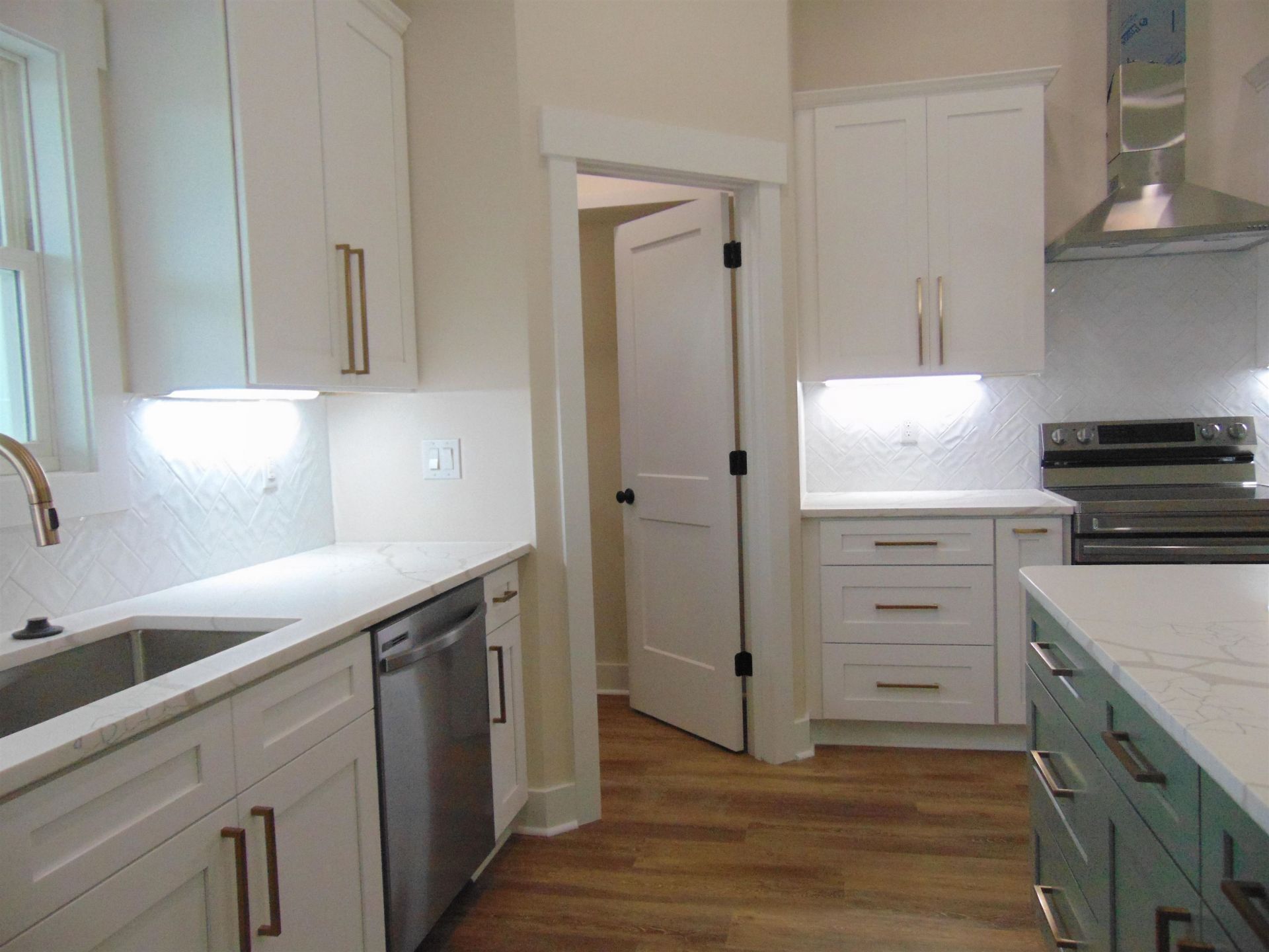 5595 Whispering Woods Rd. Photo 10