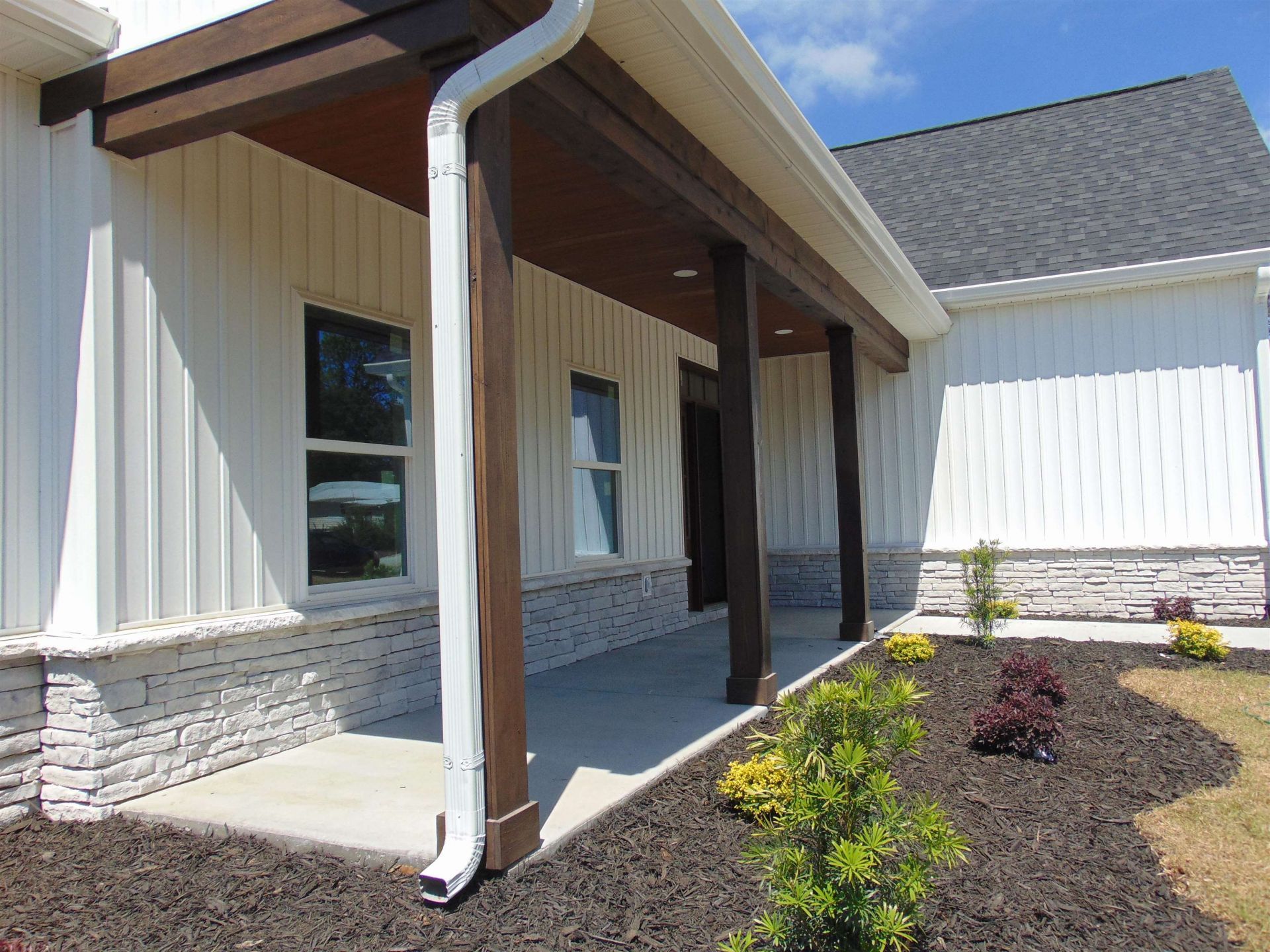 5595 Whispering Woods Rd. Photo 4