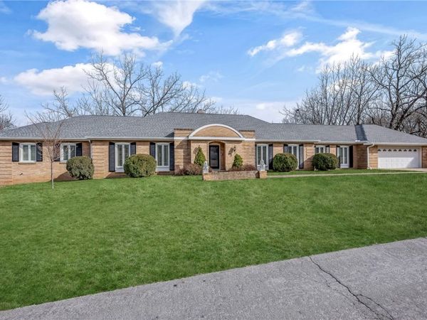 115 S Garrett Street , Siloam Springs, AR 72761