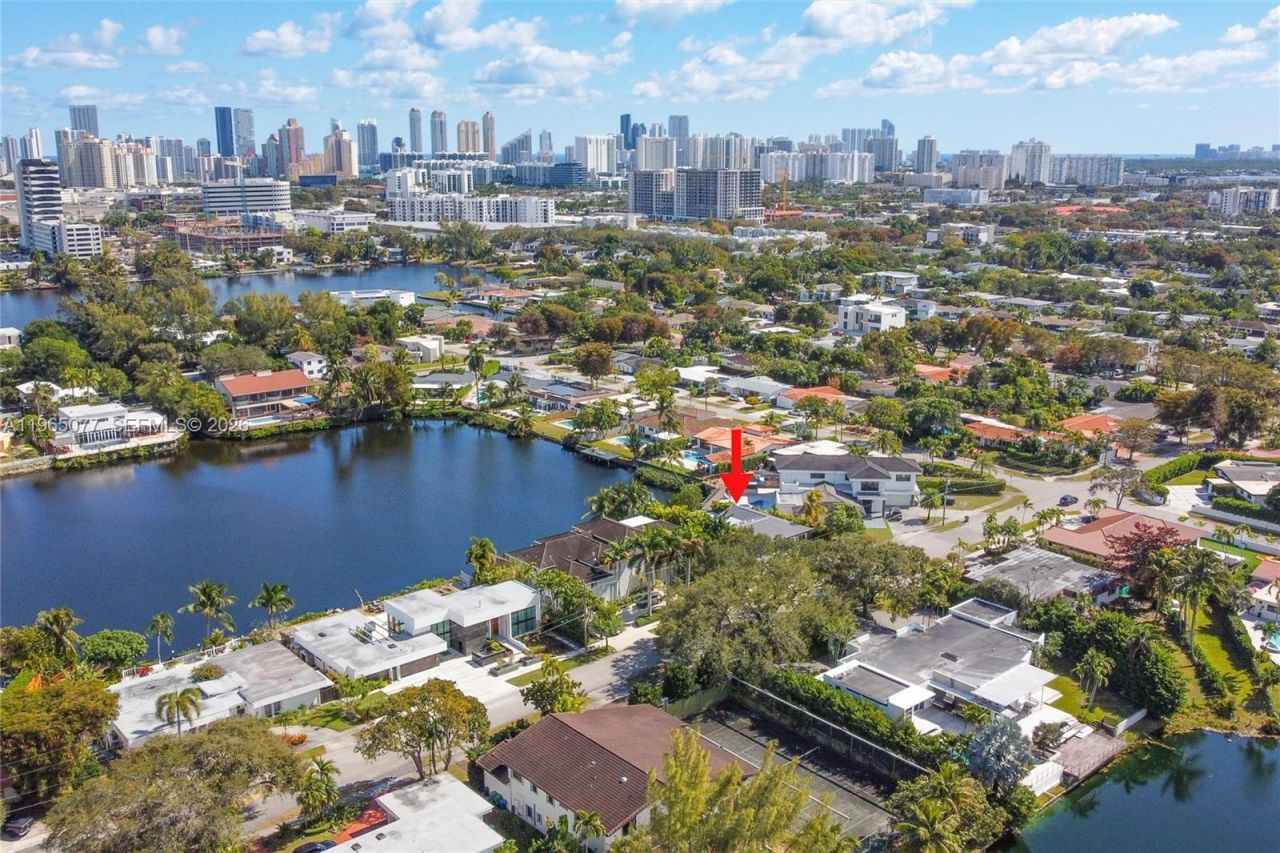 19721 NE 23rd Ave , Miami, FL 33180 Photo