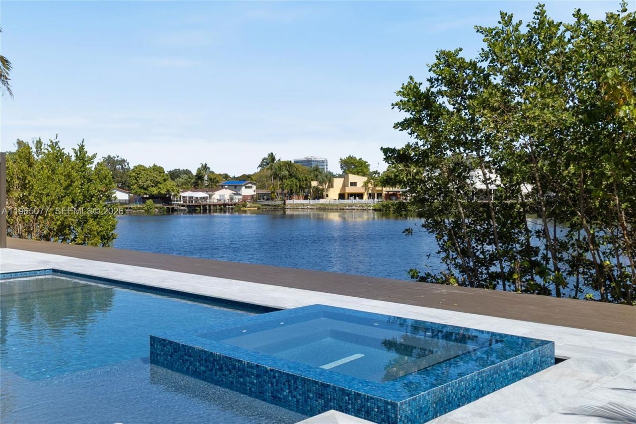 19721 NE 23rd Ave , Miami, FL 33180 Photo