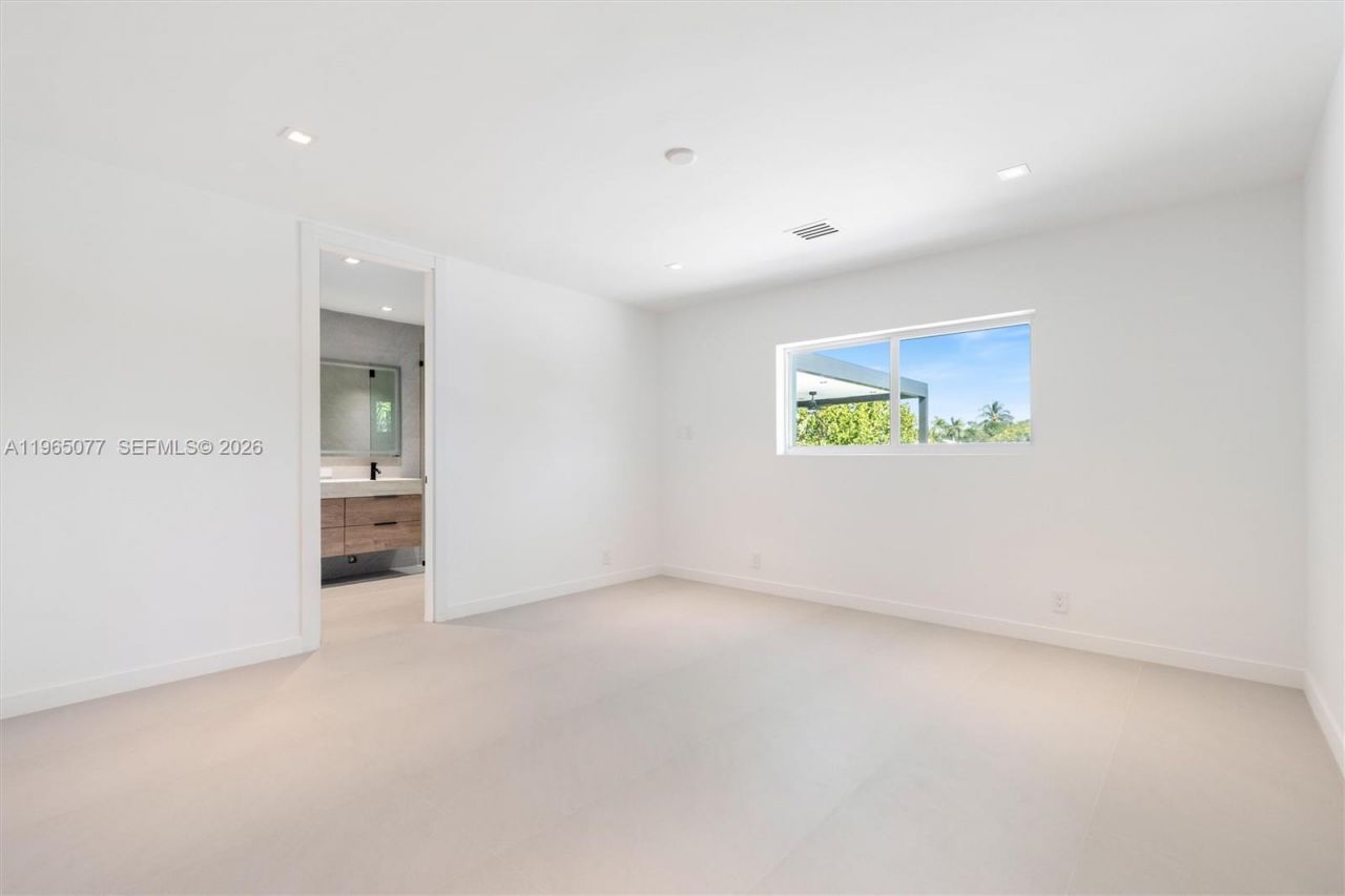 19721 NE 23rd Ave , Miami, FL 33180 Photo