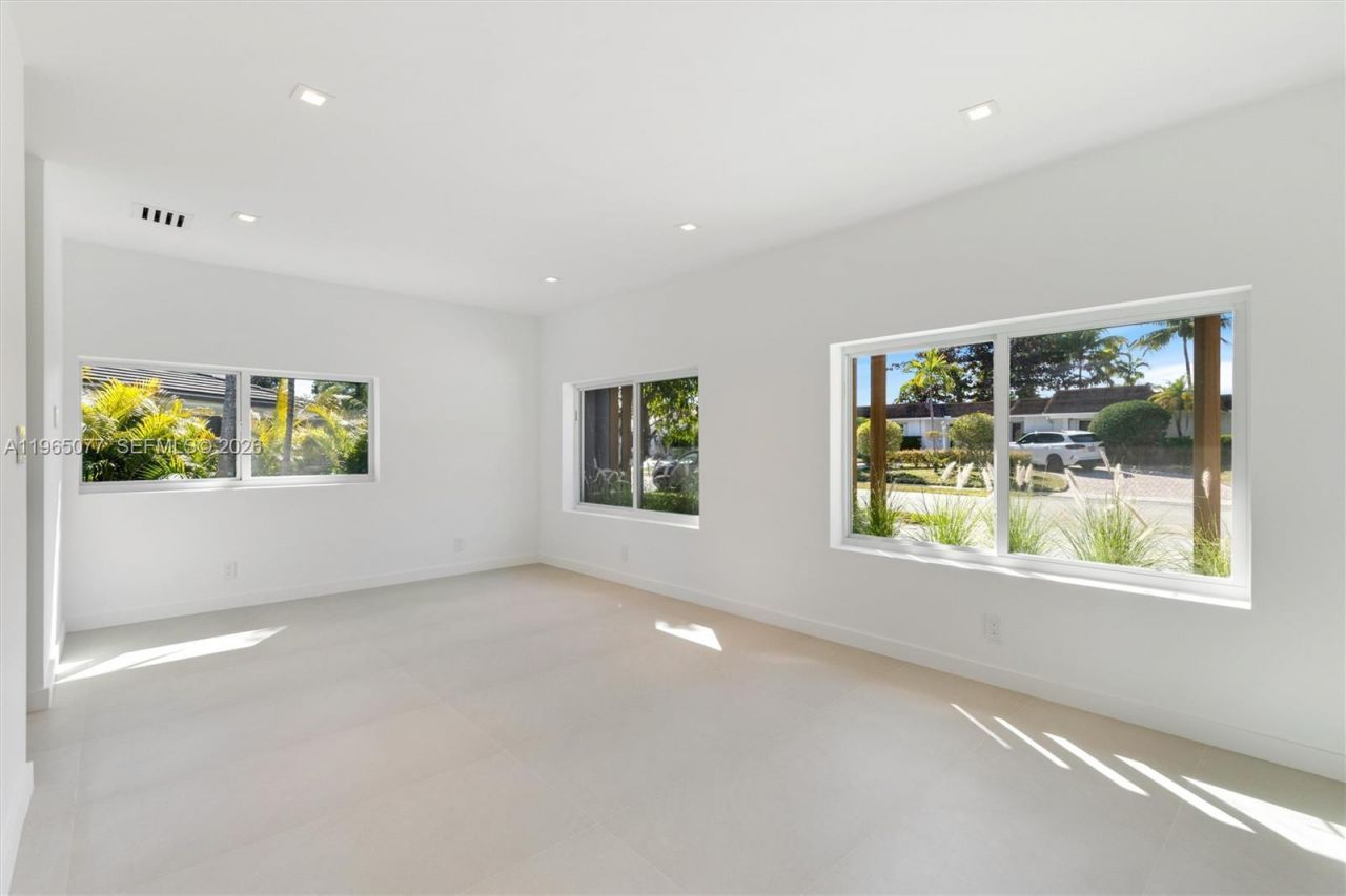 19721 NE 23rd Ave , Miami, FL 33180 Photo