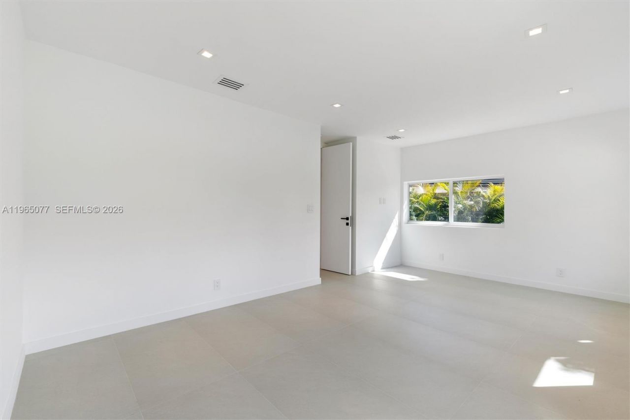 19721 NE 23rd Ave , Miami, FL 33180 Photo