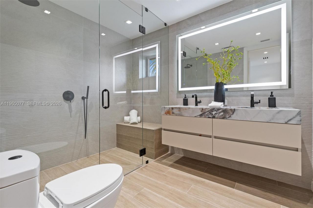 19721 NE 23rd Ave , Miami, FL 33180 Photo