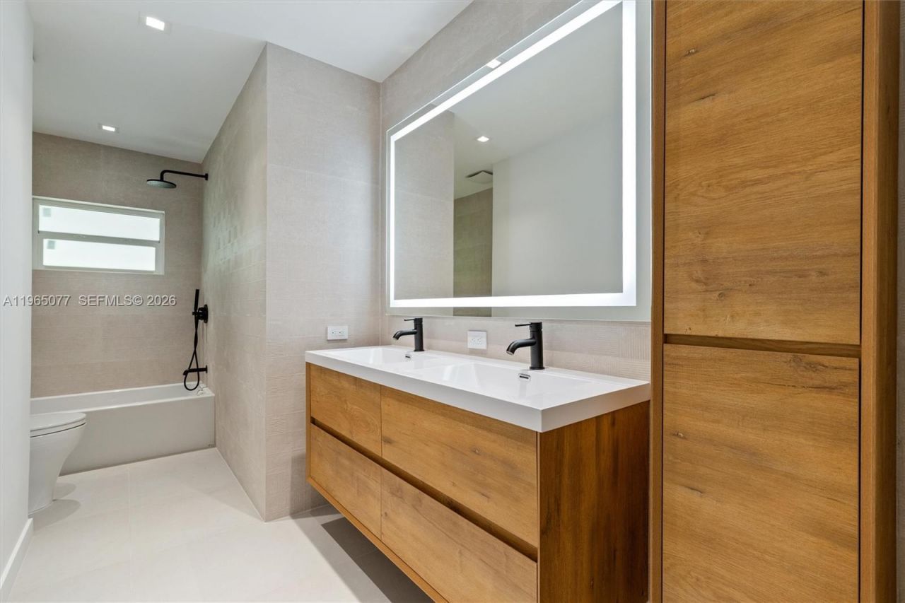 19721 NE 23rd Ave , Miami, FL 33180 Photo