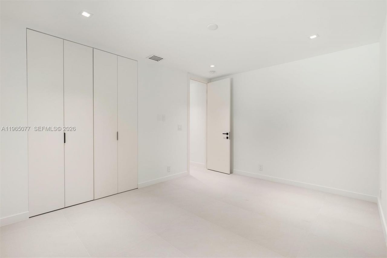 19721 NE 23rd Ave , Miami, FL 33180 Photo