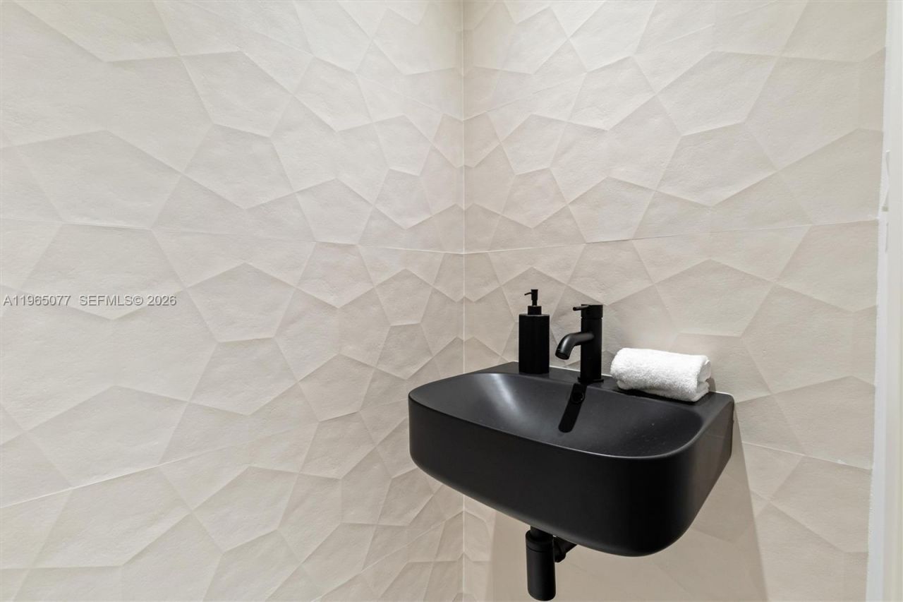 19721 NE 23rd Ave , Miami, FL 33180 Photo