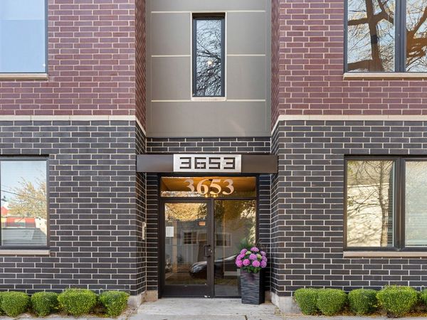3653 W Barry Avenue, Unit 1E, Chicago, IL 60618