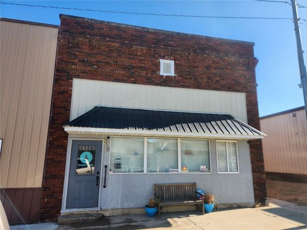 318 Locust Street NE, Blairstown, IA 52209