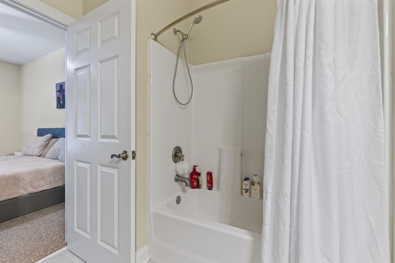 1033 World Tour Blvd.  Photo 33