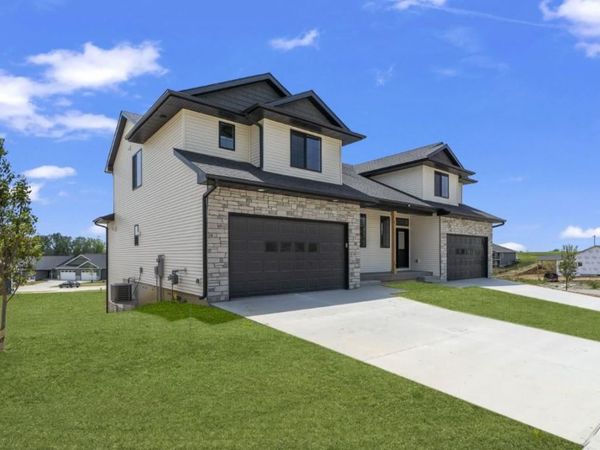 922 Prairie View Dr, West Branch, IA 52358