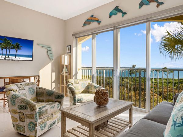 27 Harbour Isle Drive W, Unit 203, Hutchinson Island, FL 34949