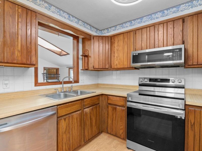 757 W Martin Ave., Amherst, OH 44001 Photo 9