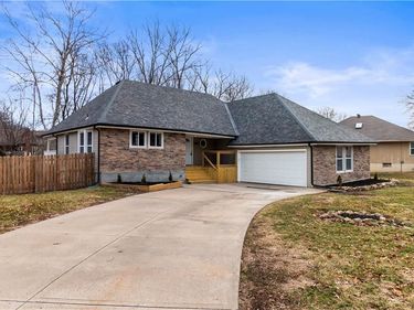 2813 Trenchard Drive, Independence, MO 64057