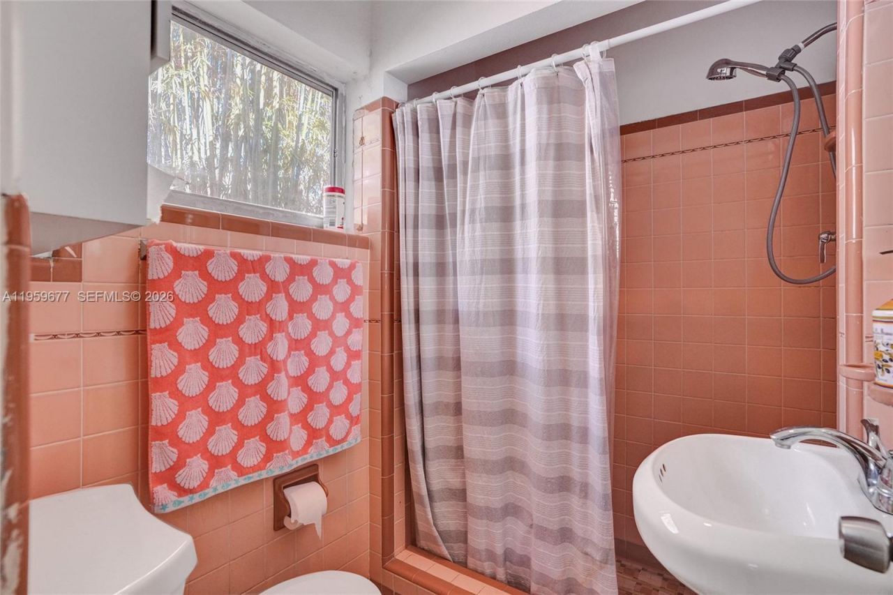 18500 NE 23rd Ct , Miami, FL 33180 Photo