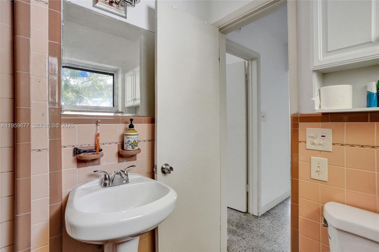 18500 NE 23rd Ct , Miami, FL 33180 Photo