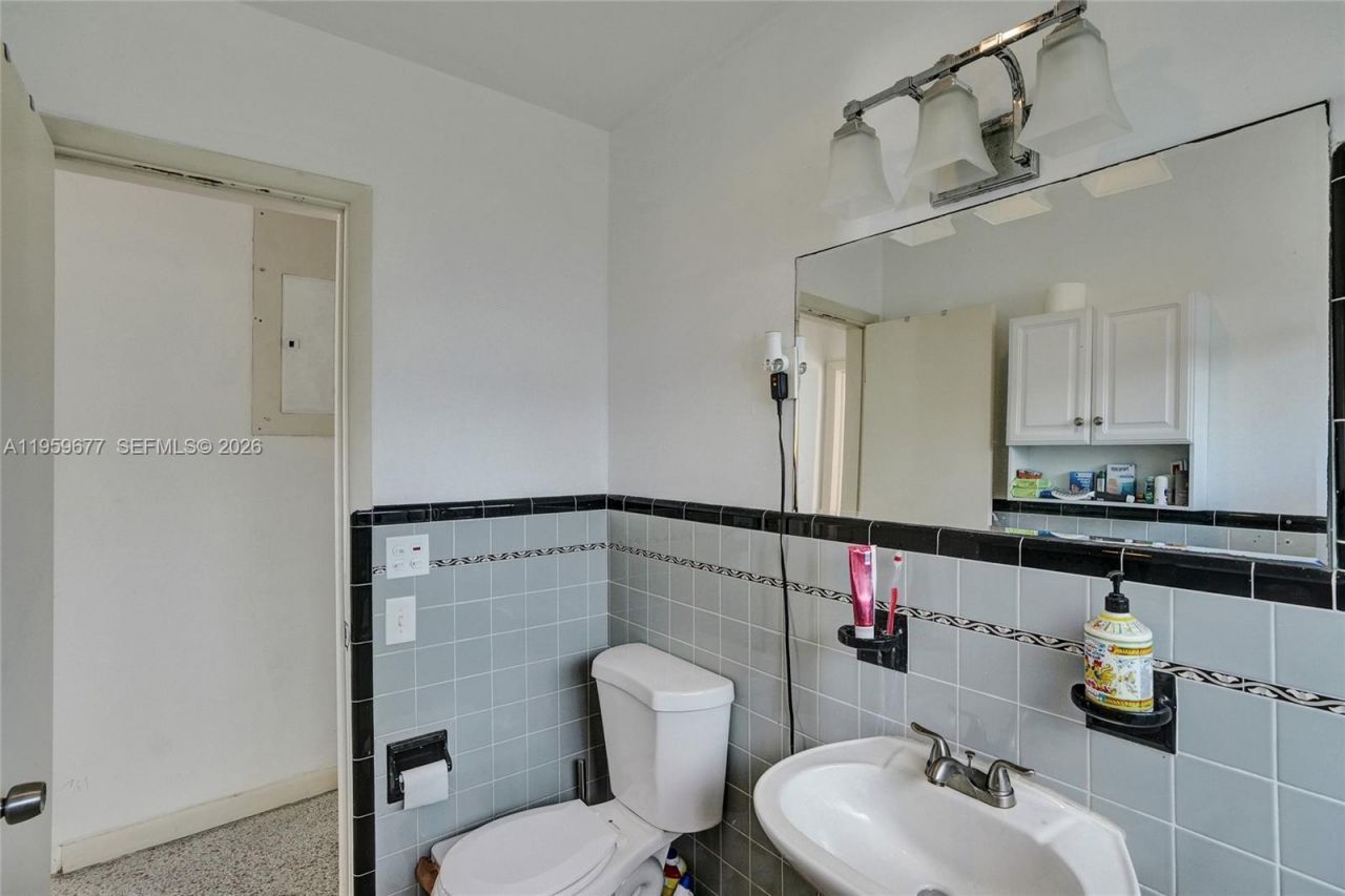 18500 NE 23rd Ct , Miami, FL 33180 Photo