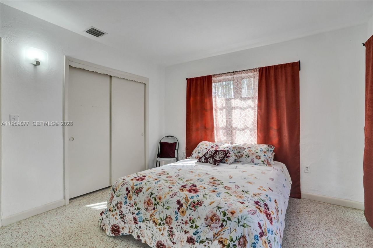 18500 NE 23rd Ct , Miami, FL 33180 Photo