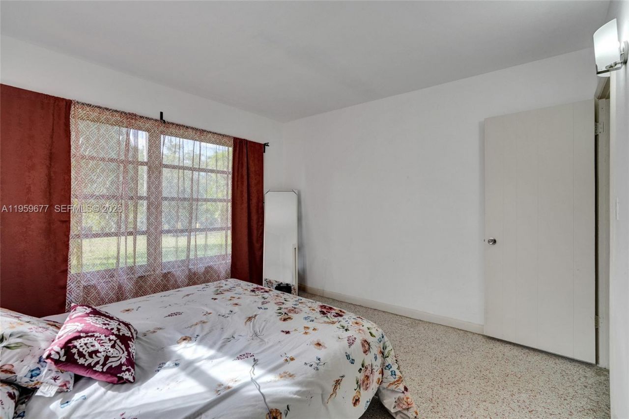 18500 NE 23rd Ct , Miami, FL 33180 Photo