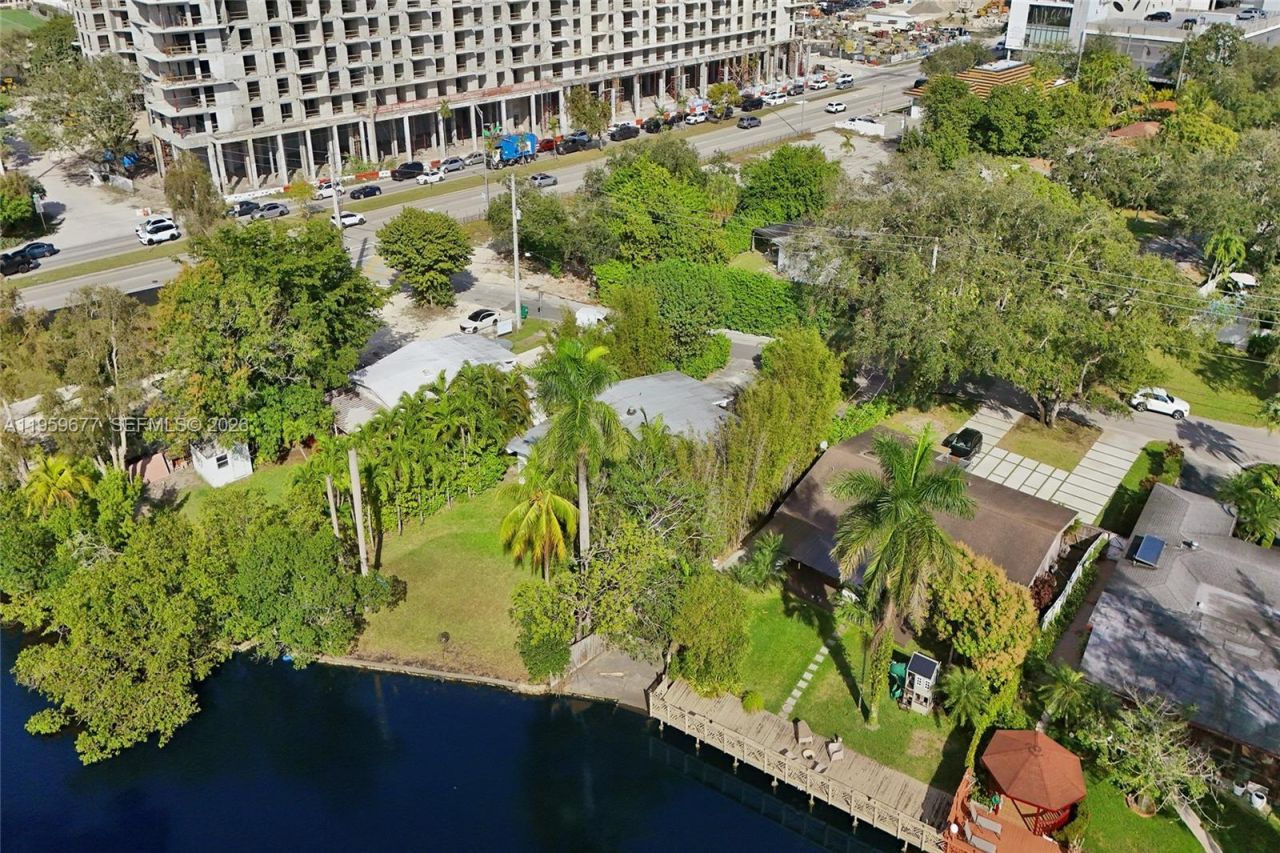 18500 NE 23rd Ct , Miami, FL 33180 Photo