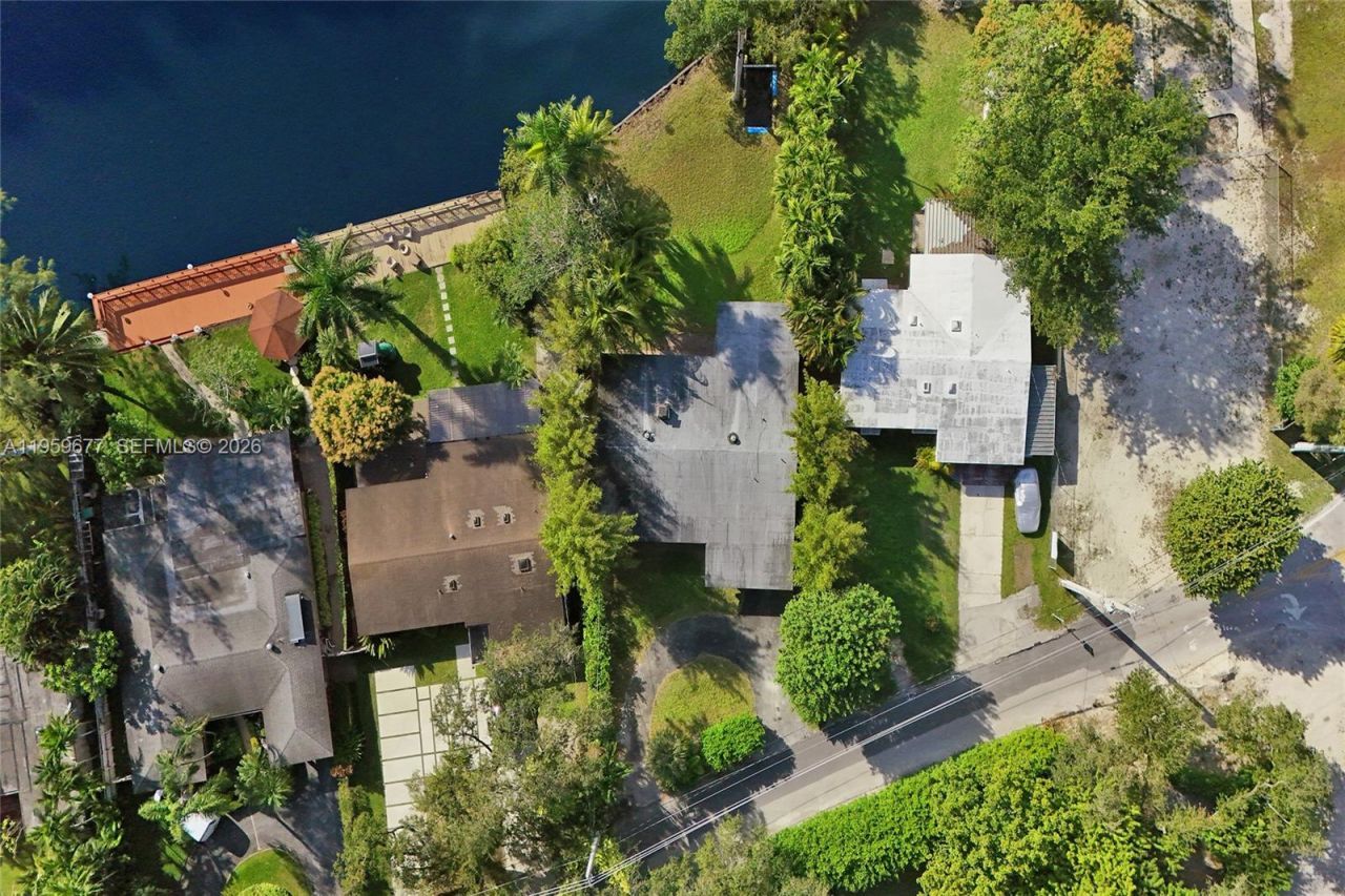 18500 NE 23rd Ct , Miami, FL 33180 Photo