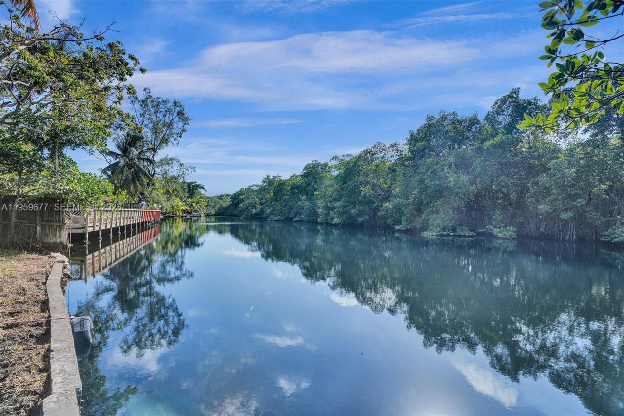 18500 NE 23rd Ct , Miami, FL 33180 Photo