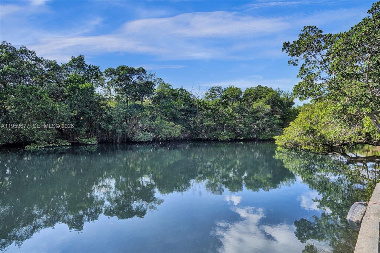 18500 NE 23rd Ct , Miami, FL 33180 Photo