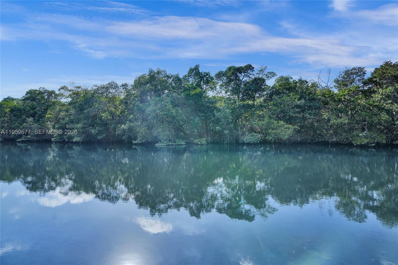 18500 NE 23rd Ct , Miami, FL 33180 Photo