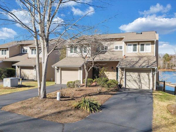 287 Waterside DR , Moneta, VA 24121