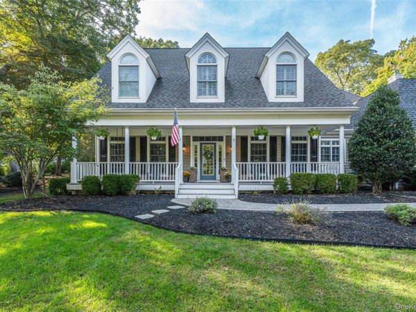 15 Crescent Court, Wading River, NY 11792
