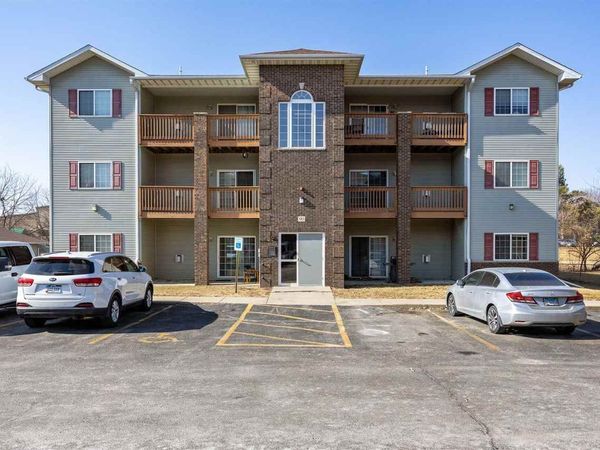 90 Circle Dr #8, North Liberty, IA 52317